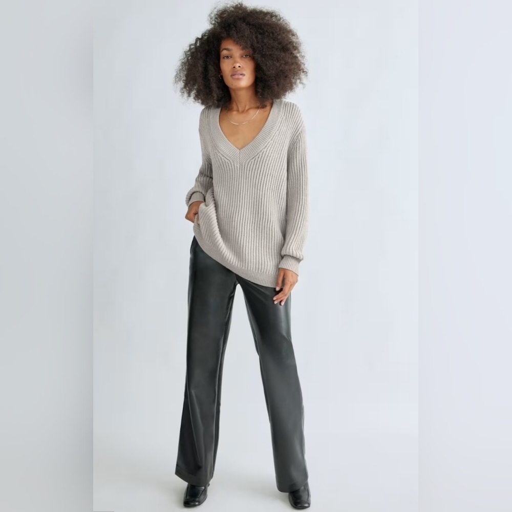 Aritzia Roger SweaterLong V-neck merino wool sweater Gray size 2xs ptp 21.5"